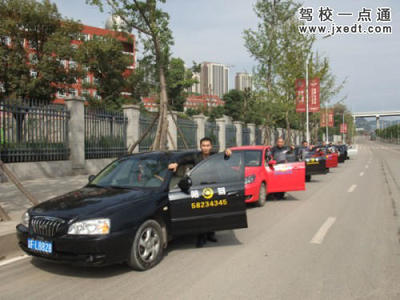 万州广路汽车陪驾服务与重庆汽车陪练指南 驾校一点通后的上路必修课